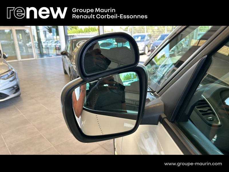 Photo 20 de l’annonce de RENAULT Grand Scenic d’occasion à vendre à CORBEIL-ESSONNES