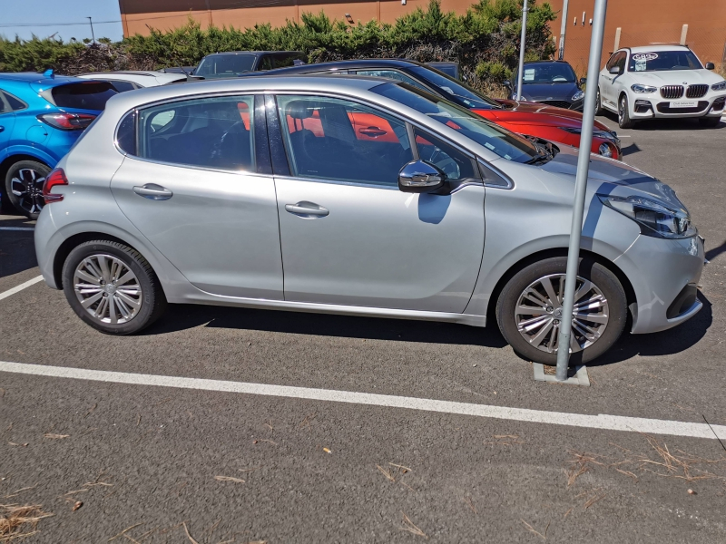 Photo 12 de l’annonce de PEUGEOT 208 d’occasion à vendre à FRÉJUS